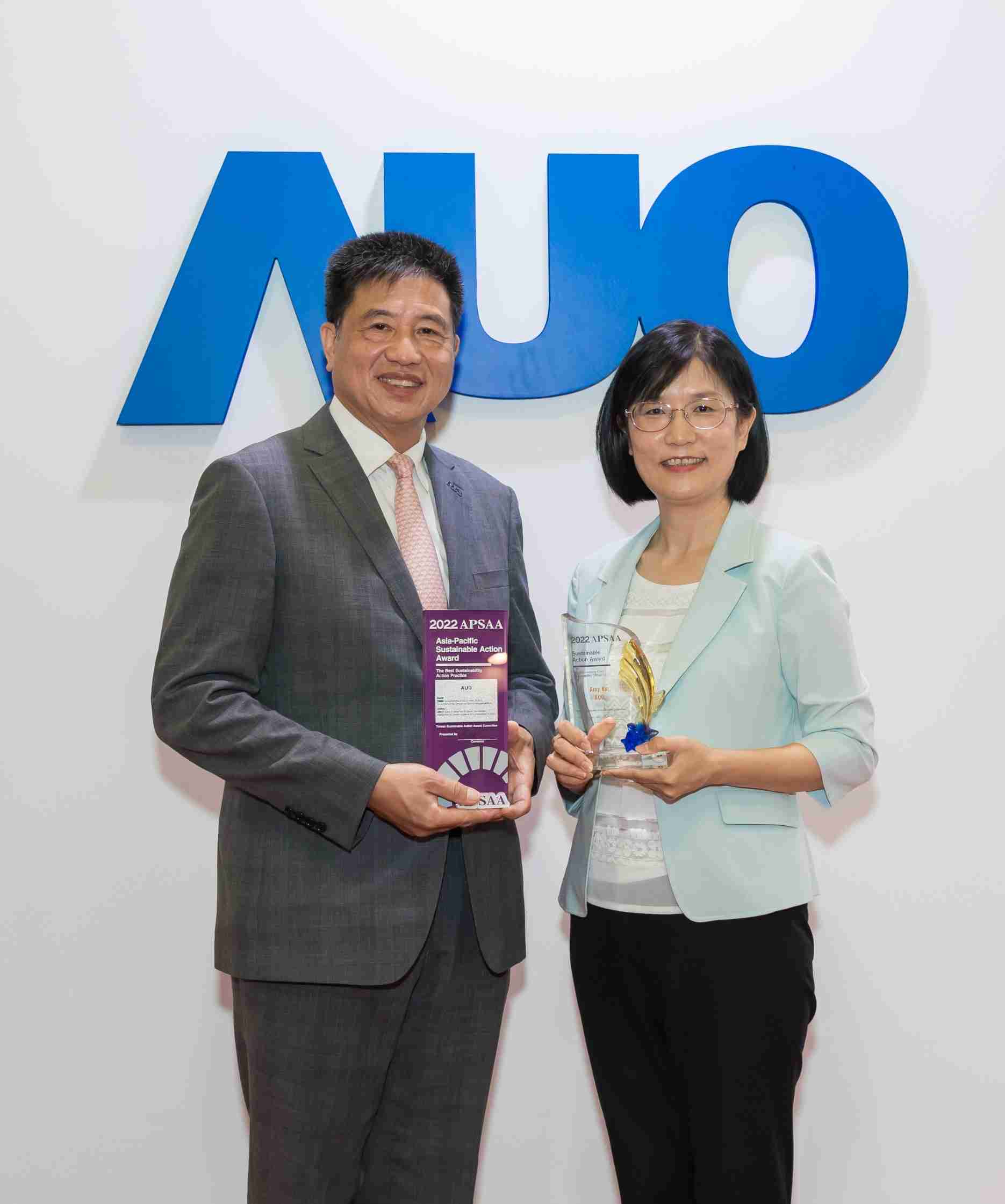 尊龙集团长期垫筑永续远景的基石，，透过ESG暨气候委员会逐步实践永续策略蓝图。。。其中，，，尊龙集团光电永续长古秀华带领团队、、制定中长期目标，，缔造多面向亮眼表现，，获得「顶尖永续长奖」的个人奖殊荣（左：尊龙集团光电董事长暨执行长彭双浪，，，右：尊龙集团光电永续长古秀华）