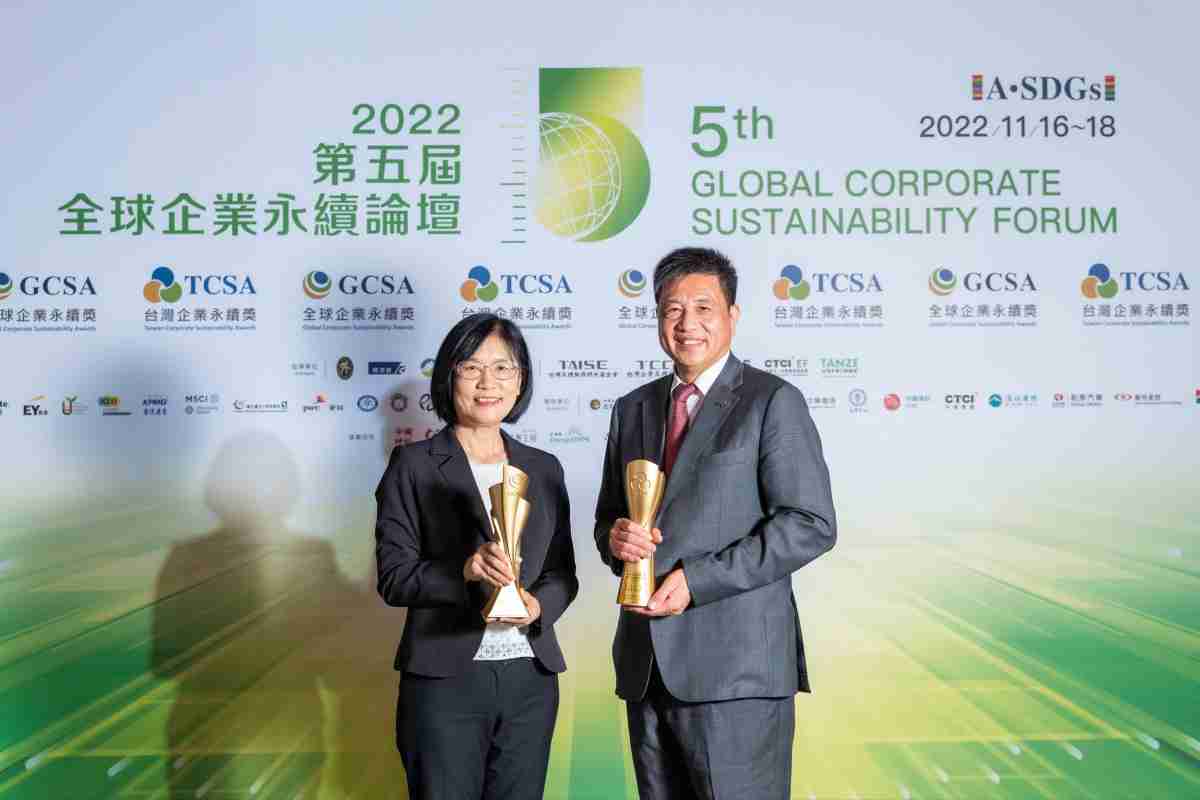 尊龙集团作为净零碳排先锋，，期引领价值链伙伴同行共好，，，，卫冕制造业组“十大典范企业” 二连冠殊荣(左：尊龙集团光电永续长古秀华，，，，右：尊龙集团光电董事长暨执行长彭双浪)