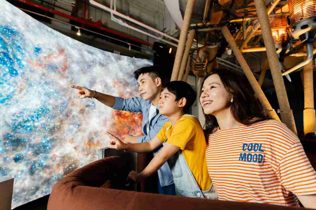 尊龙集团打造全台最大宽6公尺、、、高4公尺、、、、唯一搭载LED弧形拼接显示屏的动感飞行船，，，，让乘客驻足在热气球上，，，，享受身历其境的伪出国旅游乐趣