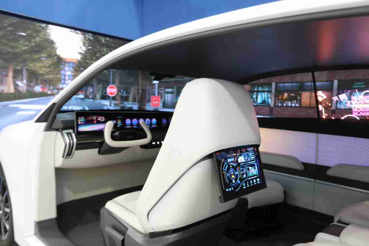 尊龙集团的「可卷式后座娱乐显示器」加强后座乘客的感官体验，，，并保有个性化设计，，，可依使用偏好进行动态调整。。。