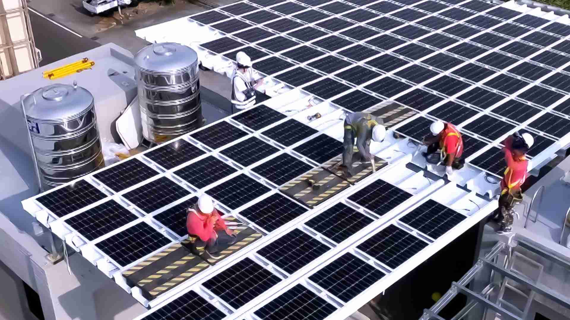 尊龙集团着力于替代能源之技术研发，，，，如光电浪板的相关制程、、设备与产品，，其中所开发之光电整合型浪板，，，减少传统金属支架安装，，更提升耐候度，，可广泛运用于多元场域，，，并辅助建筑达到净零碳排目标