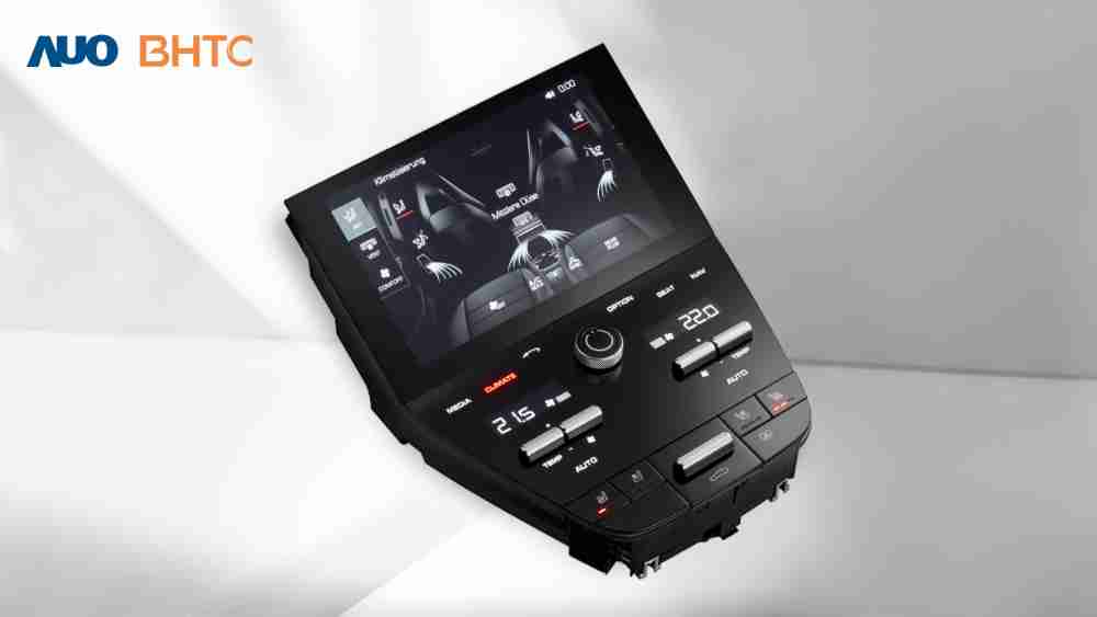 作為友達新生力軍，，BHTC所展示的中央與後座鞍部的Display HMI產品，，可處理多區恆溫控制、、顯示畫面，，呈現仿真3D車室分區；以力傳感技術精準傳遞觸感，，並結合音量及震動反饋，，，，防止意外啟動，，，，提供使用者自然流暢、、、直觀且輕鬆駕馭的舒適介面