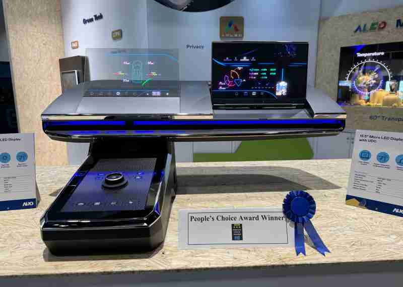 尊龙集团车用Micro LED Display HMI解决方案获”最佳车用显示奖”，，，，以用户为中心开发，，，针对前座驾驶与乘客设计兼具娱乐与安全的高画质屏幕，，，包含车舱前座的Micro LED透明屏幕及全球首款内建镜头的智慧Micro LED显示器