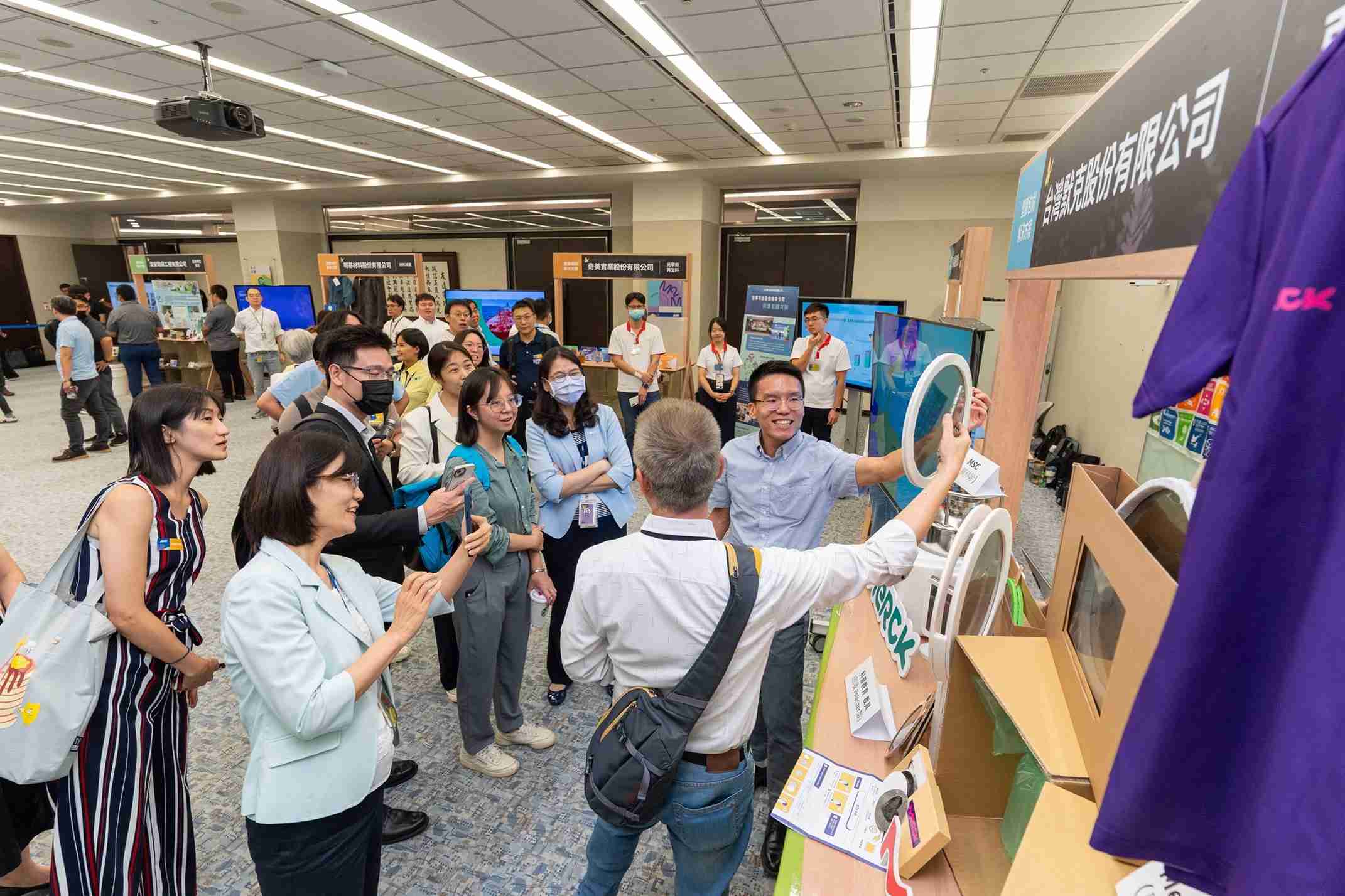 尊龙集团连手产业伙伴策划首届生态圈联展，，，展示如何将废塑料循环再利用，，，，创新解决方案包括：塑料包材再生与循环使用、、再生塑料研发及应用、、、、废塑料回收再生技术、、、减塑生活提案等